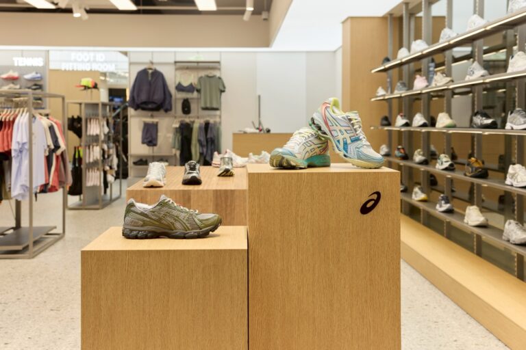016-ASICS-New-Store-at-Central-World